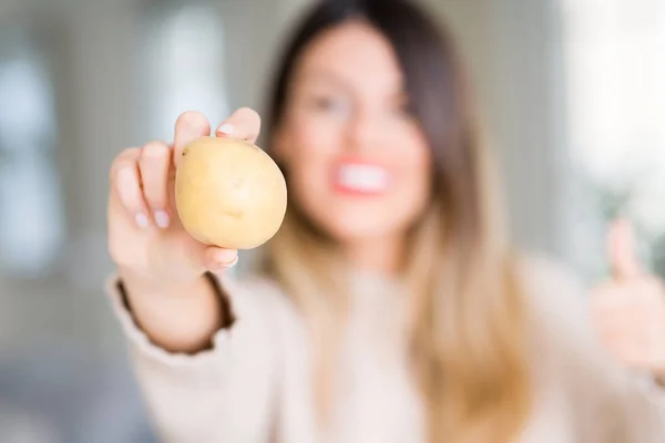 Junge Schöne Frau Hält Frische Kartoffeln Hause Glücklich Mit Großem — Stockfoto