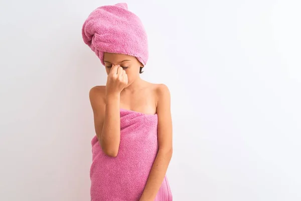 美丽的女孩穿着淋浴毛巾后站在孤立的白色背景累擦鼻子和眼睛感到疲劳和头痛 压力和挫折概念 — 图库照片