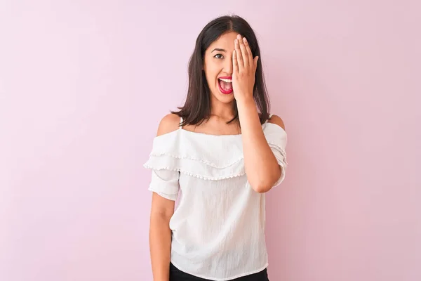 Mulher Chinesa Bonita Vestindo Shirt Branca Sobre Fundo Rosa Isolado — Fotografia de Stock