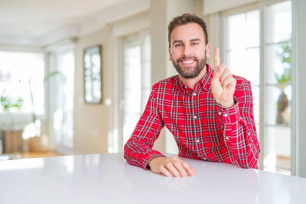 Bonito Homem Vestindo Camisa Colorida Mostrando Apontando Para Cima Com — Fotografia de Stock