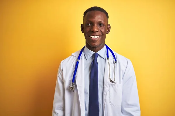 Médico Afroamericano Con Estetoscopio Pie Sobre Fondo Amarillo Aislado Con — Foto de Stock
