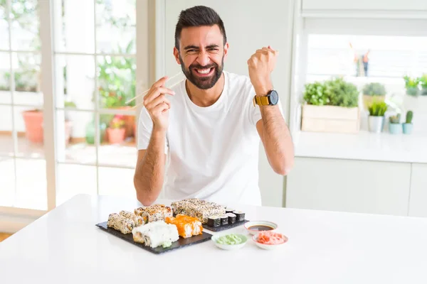 Όμορφος Ισπανικός Άνθρωπος Που Τρώει Ασιατικό Σούσι Χρησιμοποιώντας Ξυλάκια Ενοχλημένος — Φωτογραφία Αρχείου