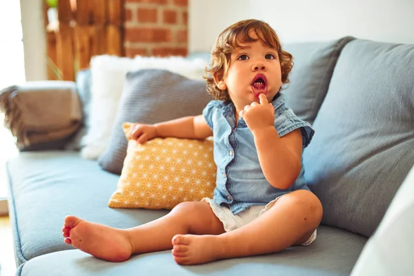 Schöne Kleinkind Mädchen Blauem Jeanshemd Auf Dem Sofa Sitzend — Stockfoto