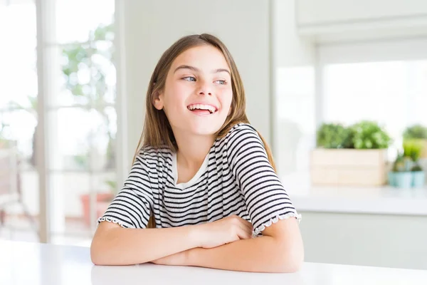 美少女の可愛い女の子が顔に笑顔で横を向くストライプTシャツを着て 自然な表情 自信を持って笑う — ストック写真