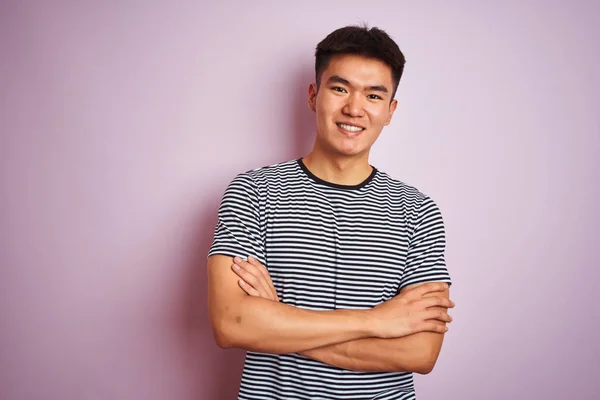 Jovem Asiático Chinês Homem Vestindo Listrado Shirt Sobre Isolado Rosa — Fotografia de Stock