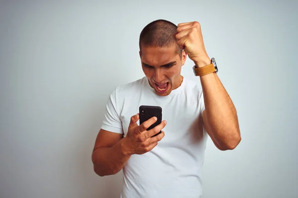 Joven Hombre Guapo Usando Teléfono Inteligente Sobre Fondo Aislado Amarillo —  Fotos de Stock