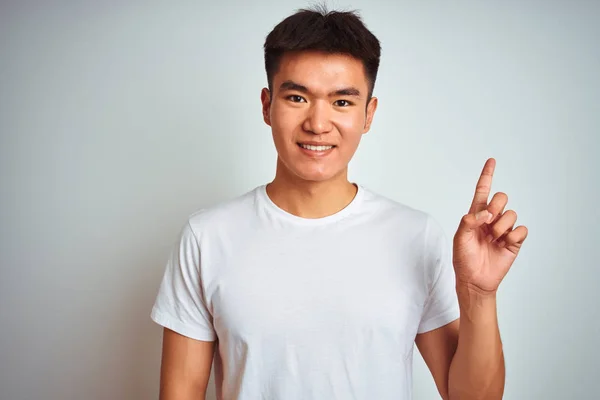 Joven Asiático Chino Hombre Usando Camiseta Pie Sobre Aislado Blanco — Foto de Stock