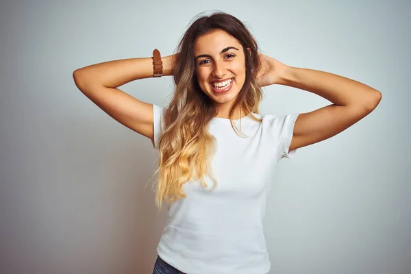 Jovem Mulher Bonita Vestindo Casual Shirt Branca Sobre Fundo Isolado — Fotografia de Stock