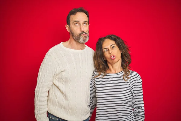 Beau Couple Âge Moyen Portant Pull Hiver Sur Fond Rouge — Photo