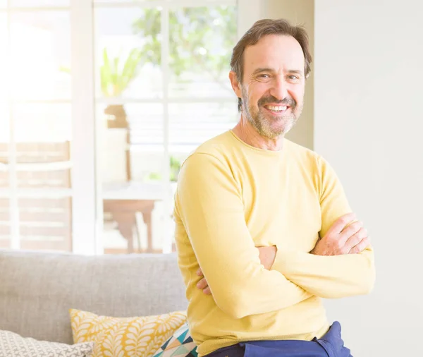 Bonito Homem Meia Idade Sentado Sofá Relaxado Com Braços Cruzados — Fotografia de Stock