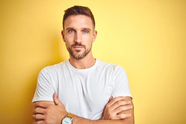 Joven Hombre Guapo Vistiendo Casual Camiseta Blanca Sobre Fondo Aislado —  Fotos de Stock