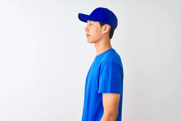 Čínský Doručař Modrým Tričkem Čapkou Stojící Nad Izolovaným Bílým Pozadím — Stock fotografie