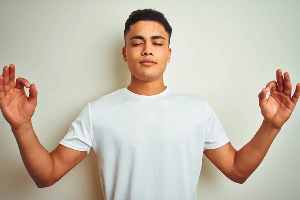 Mladý Brazilský Muž Který Nosí Tričko Stojící Nad Izolovaným Bílým — Stock fotografie