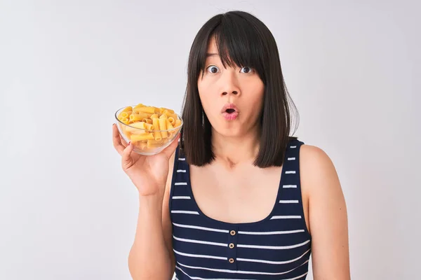 Jovem Bela Mulher Chinesa Segurando Tigela Com Macarrão Sobre Fundo — Fotografia de Stock