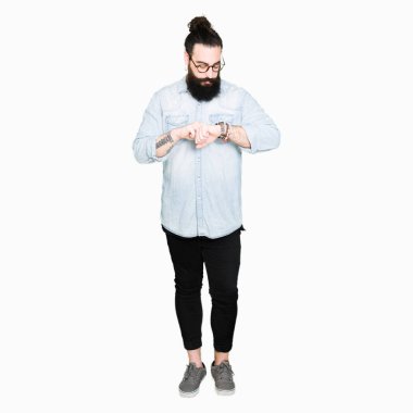 Uzun saç ve sakal kol saati, rahat ve kendinden emin zamanında kontrol gözlüklü genç hipster adamla