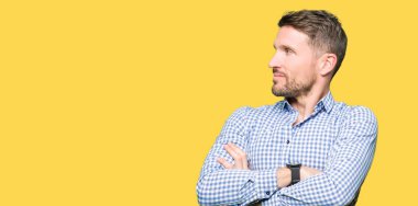 Tarafına silahlarla seyir gülümseyen mavi gözlü yakışıklı iş adamı ikna ve kendine güvenen geçti