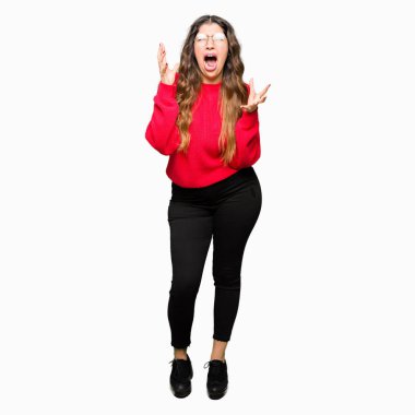 Çılgın ve kızgın bağırarak ve agresif ifade ve silah kaldırdı bağırmaya kırmızı gözlük takan genç güzel kadın. Hayal kırıklığı kavramı.