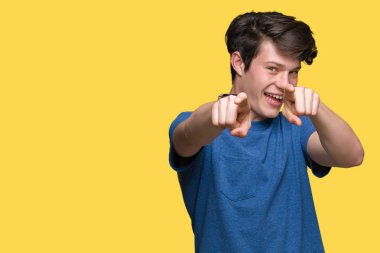 Mavi t-shirt üzerinde izole giyen genç yakışıklı adam arka plan size işaret ve parmaklar, kamerayla olumlu ve neşeli gülümseyen