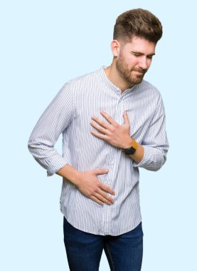 Mide bulantısı, acı veren hastalıklar yüzünden eli karnında olan yakışıklı genç bir adam. Ache kavramı.