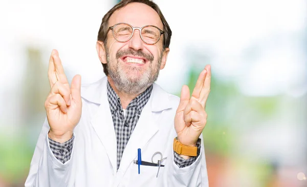 Médico Meia Idade Homens Vestindo Casaco Médico Sorrindo Cruzando Dedos — Fotografia de Stock