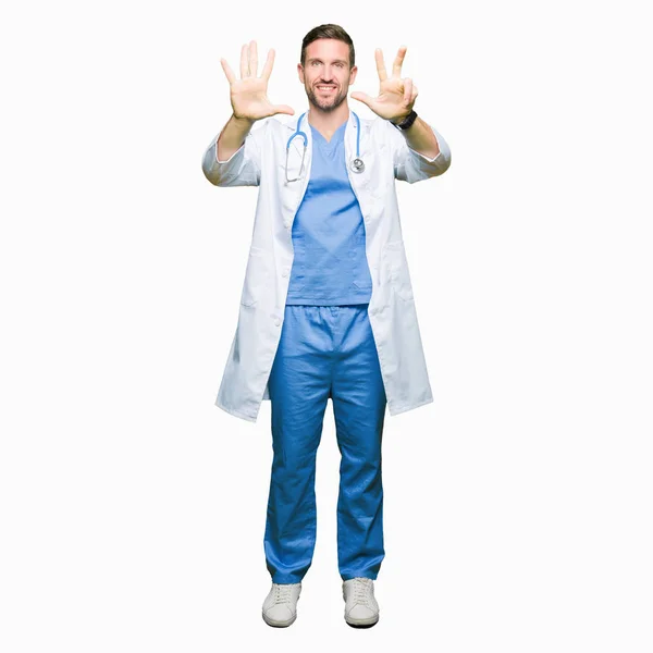 Yakışıklı Doktor Adam Giyen Tıbbi Üniforma Üzerinde Gösterilen Arka Plan — Stok fotoğraf