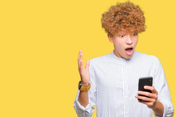 Joven Hombre Guapo Usando Teléfono Inteligente Muy Feliz Emocionado Expresión —  Fotos de Stock