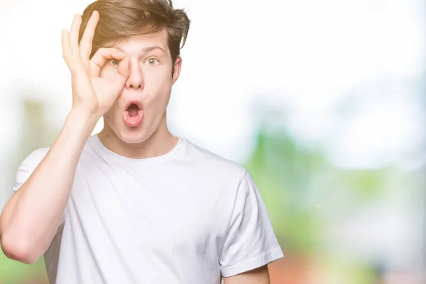 Mladý Pohledný Muž Nosí Ležérní Bílé Tričko Izolované Pozadí Dělá — Stock fotografie