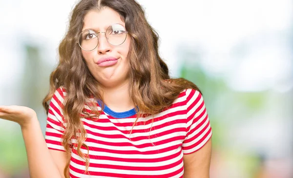 Mujer Hermosa Joven Con Gafas Expresión Despistada Confusa Con Los —  Fotos de Stock