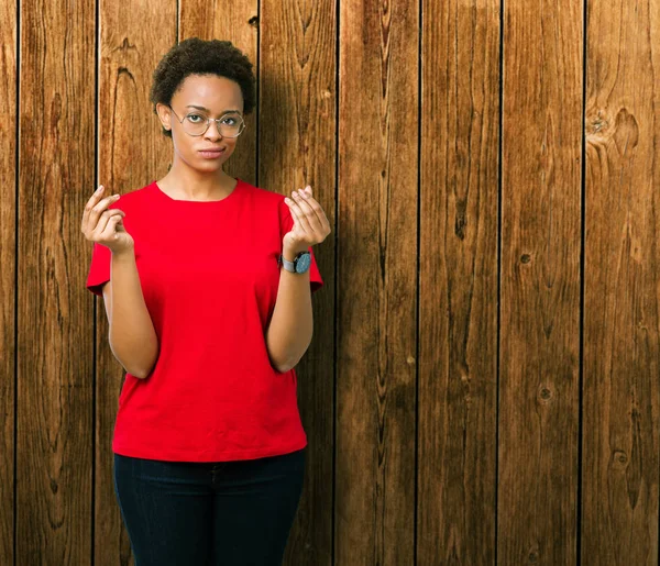 Hermosa Mujer Afroamericana Joven Con Gafas Sobre Fondo Aislado Haciendo — Foto de Stock