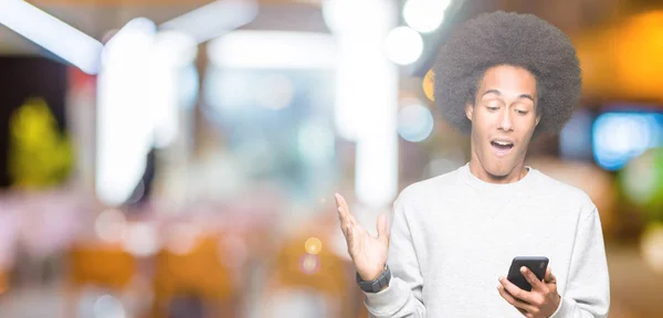 Mladý Američan Afričana Muž Afro Vlasy Pomocí Smartphone Velmi Šťastný — Stock fotografie