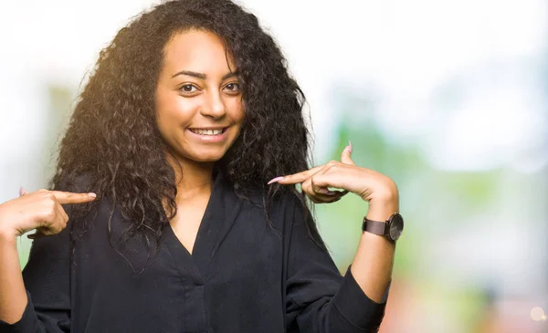 Jeune Belle Fille Aux Cheveux Bouclés Portant Robe Élégante Regardant — Photo