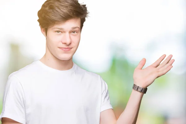 Joven Hombre Guapo Con Camiseta Blanca Casual Sobre Fondo Aislado — Foto de Stock