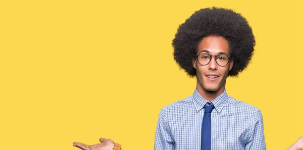 Joven Hombre Negocios Afroamericano Con Cabello Afro Usando Gafas Sonriente —  Fotos de Stock