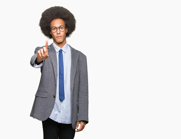 Junger Afrikanisch Amerikanischer Geschäftsmann Mit Afro Haaren Brille Mit Erhobenem — Stockfoto