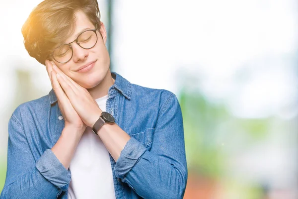 Joven Hombre Guapo Con Gafas Sobre Fondo Aislado Durmiendo Cansado —  Fotos de Stock