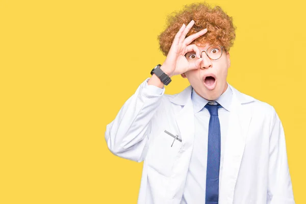 Jovem Cientista Bonito Homem Usando Óculos Fazendo Gesto Chocado Com — Fotografia de Stock
