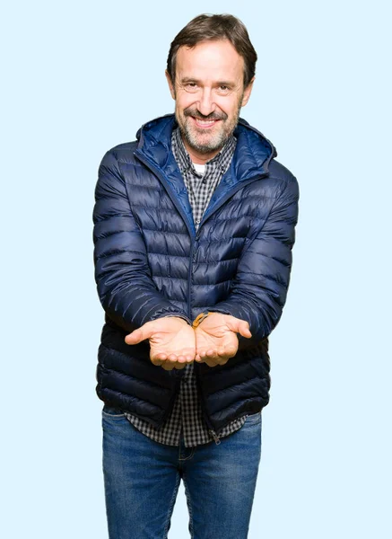 Красивий Чоловік Середнього Віку Одягнений Зимове Пальто Усміхаючись Руками Долоні — стокове фото