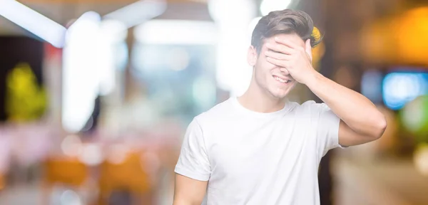 Jonge Knappe Man Dragen Witte Shirt Geïsoleerde Achtergrond Glimlachen Lachen — Stockfoto