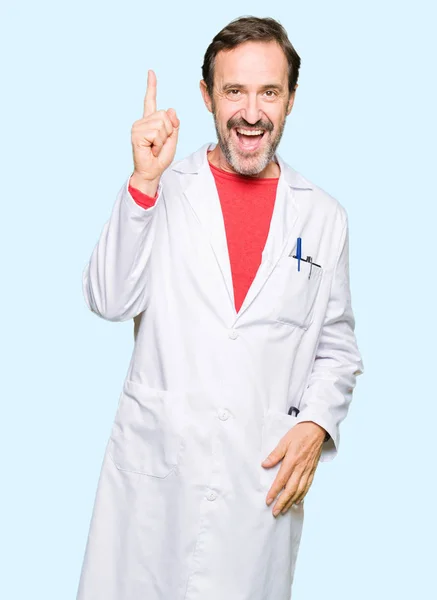 Середнього Віку Терапевт Носить Біле Пальто Вказуючи Палець Успішною Ідеєю — стокове фото