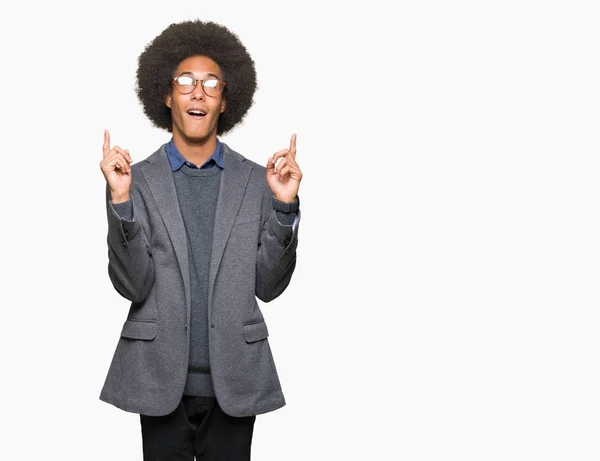 Young African American Business Man Afro Hair Wearing Glasses Amazed — Stock Photo, Image