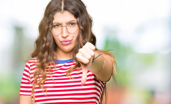 Jovem Mulher Bonita Vestindo Óculos Olhando Infeliz Irritado Mostrando Rejeição — Fotografia de Stock