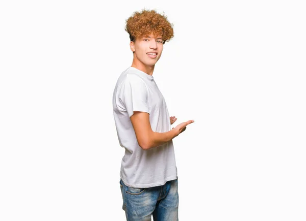 Joven Hombre Guapo Con Pelo Afro Vistiendo Casual Camiseta Blanca — Foto de Stock