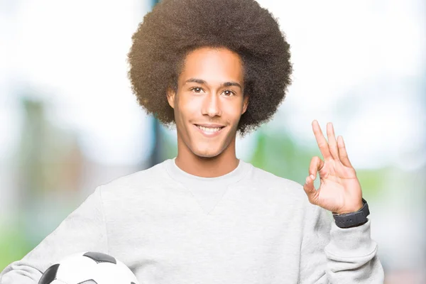 Joven Hombre Afroamericano Con Pelo Afro Sosteniendo Pelota Fútbol Haciendo —  Fotos de Stock