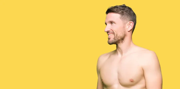 Snygg Bar Överkropp Man Visar Naken Bröstet Ser Bort Till — Stockfoto
