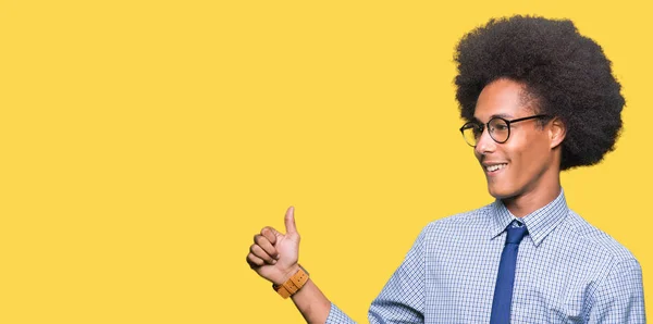 Unga Afroamerikanska Affärsman Med Afro Hår Glasögon Tittar Stolt Leende — Stockfoto