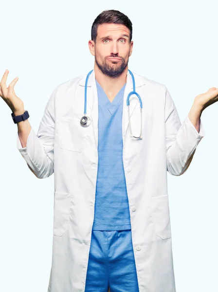 Przystojny Doktor Człowieka Noszenia Medycznych Uniform Wyrażenie Clueless Mylić Białym — Zdjęcie stockowe