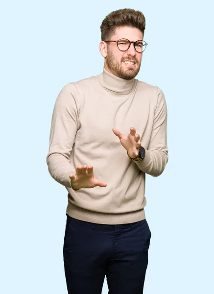 Joven Hombre Negocios Guapo Con Gafas Expresión Disgustada Disgustado Temeroso — Foto de Stock