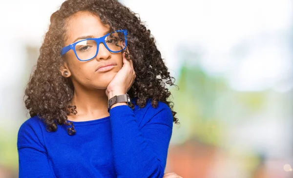 Mooie Jongedame Met Krullend Haar Bril Denken Zoek Moe Verveeld — Stockfoto