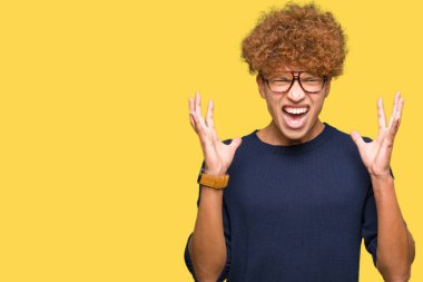 Afro çılgın ve kızgın bağırarak ve agresif ifade ve silah kaldırdı bağırmaya gözlüklü genç yakışıklı adam. Hayal kırıklığı kavramı.