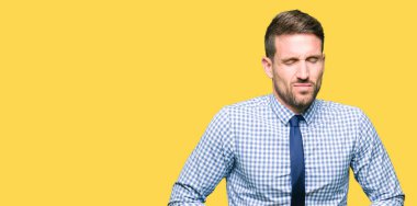 Çünkü mide üzerinde el ile kravat giyen yakışıklı iş adamı mide bulantısı, ağrılı hastalık hasta hissediyor. Ağrısı kavramı.